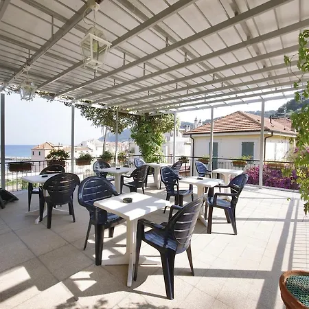 Teresa Hotel *